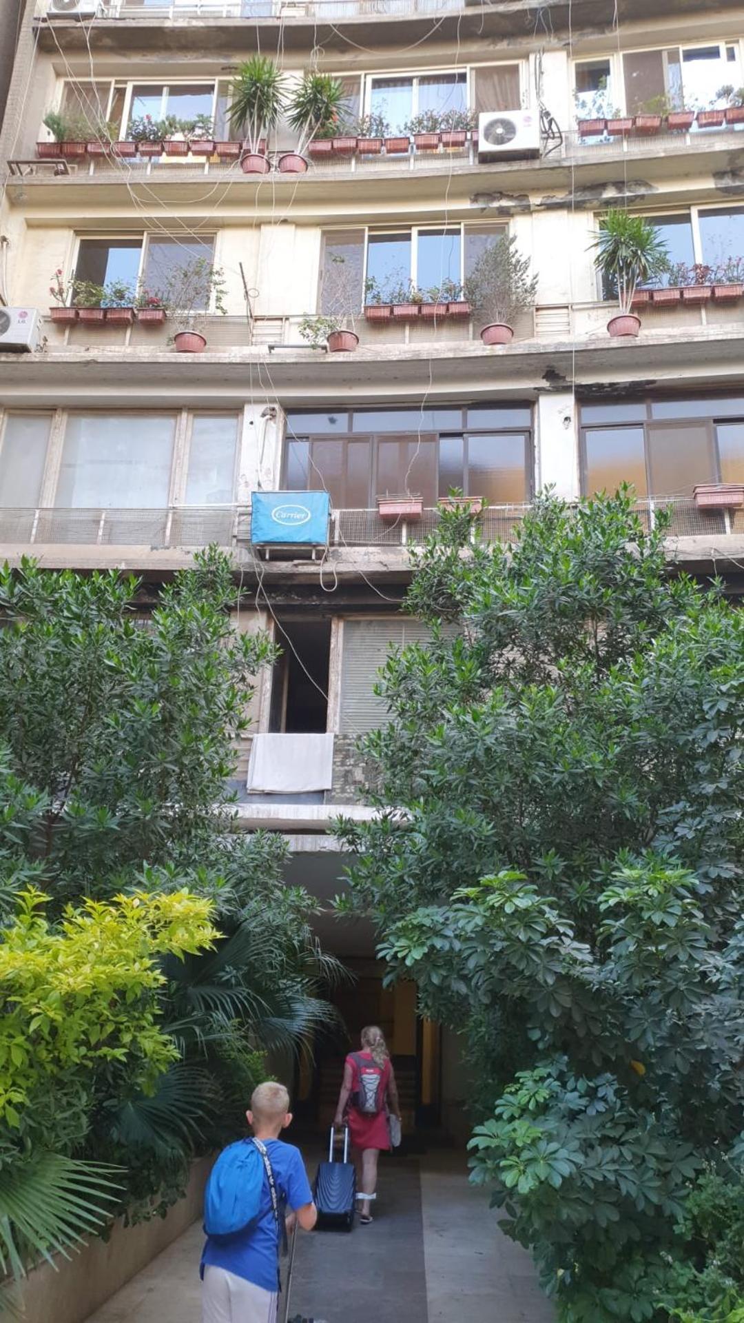 Apartment Garden Cozy Two Bedroom Downtown