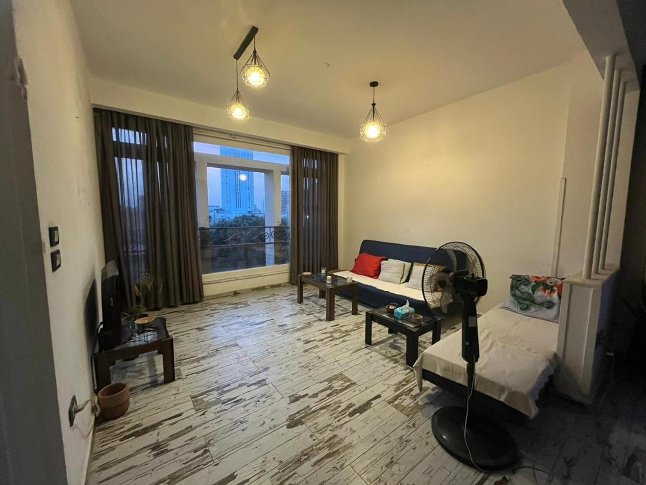 Garden Cozy Two Bedroom Downtown Apartment *